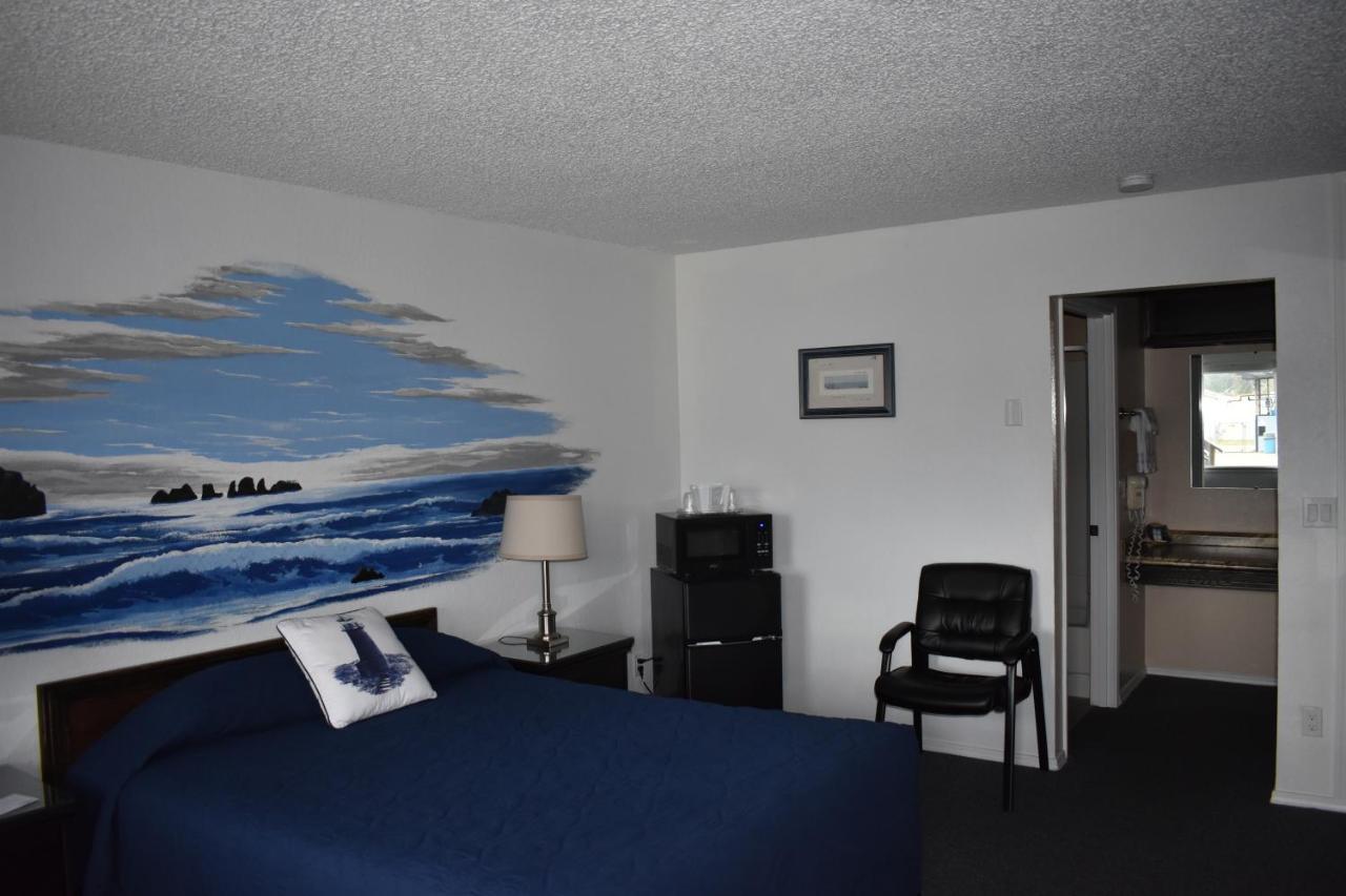 Lighthouse Cove Inn Bandon Exterior photo A room at the motel