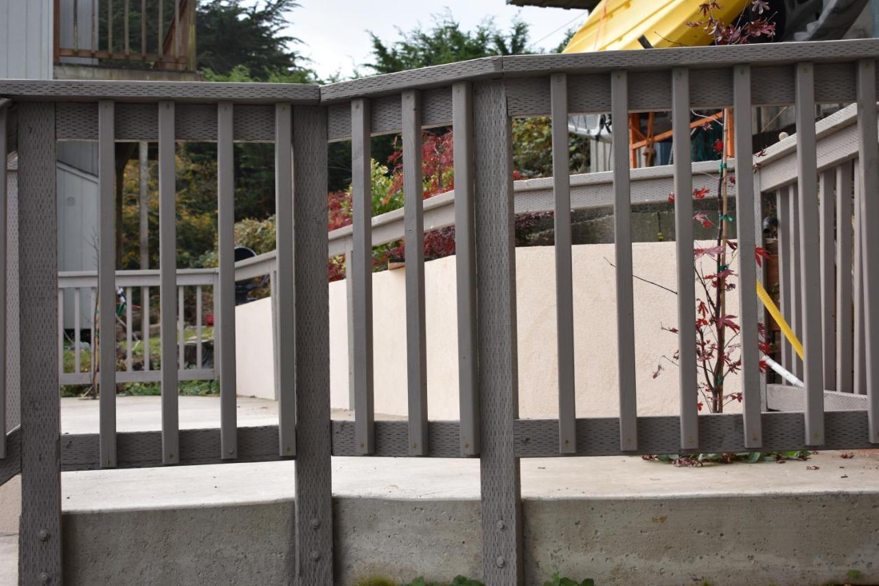 Lighthouse Cove Inn Bandon Exterior photo A residential picket fence