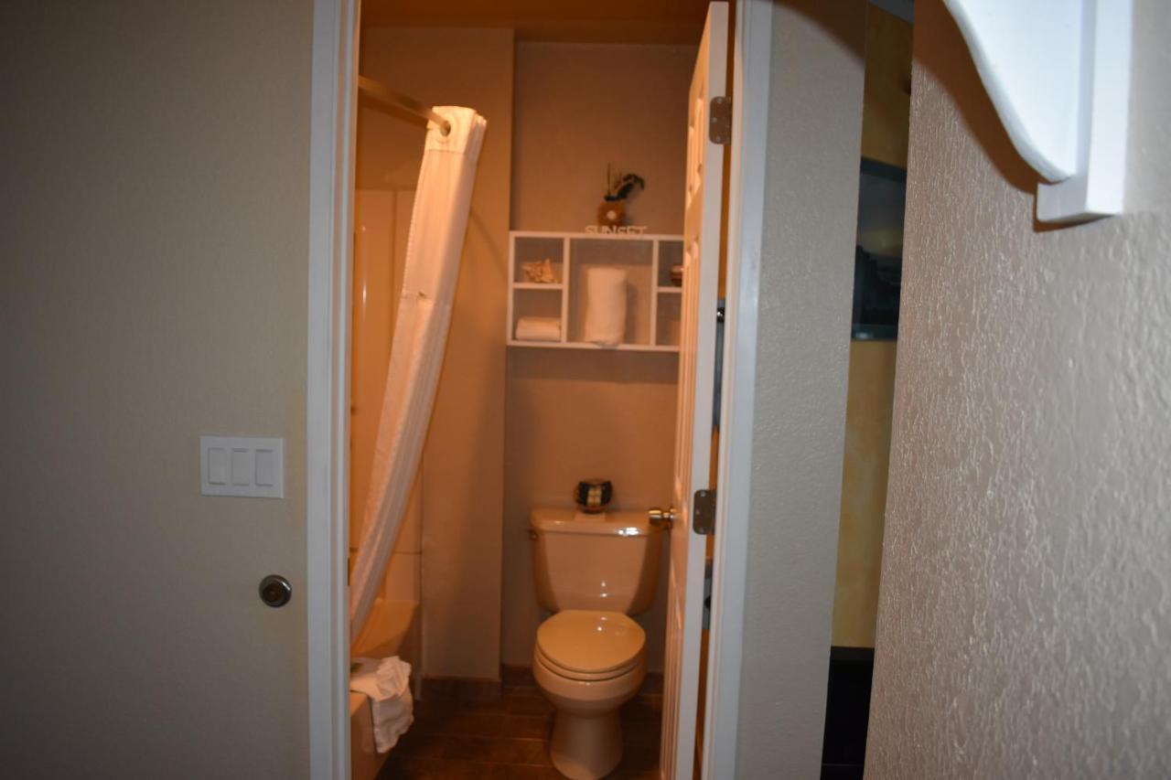 Lighthouse Cove Inn Bandon Exterior photo A typical bathroom in a hotel room