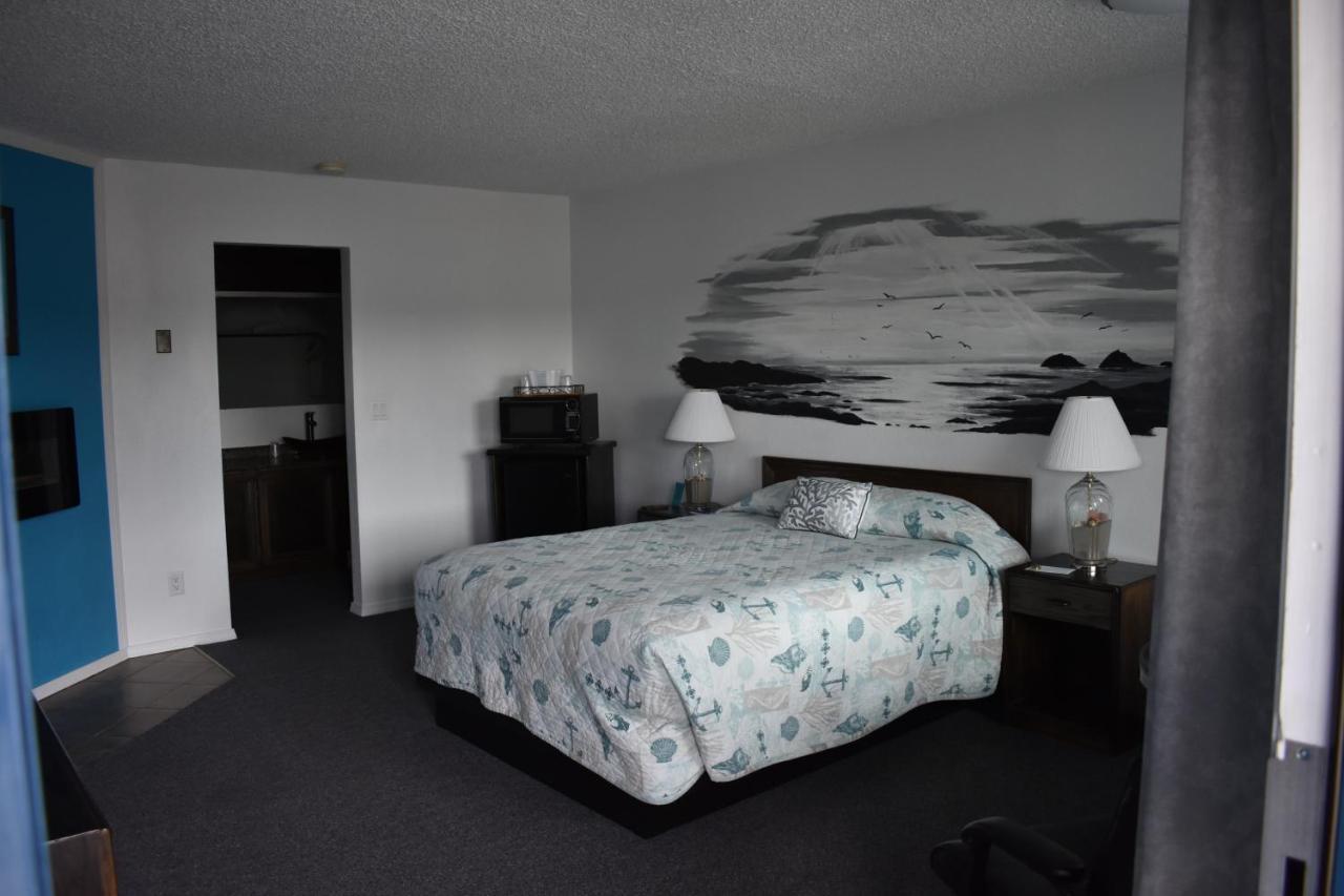 Lighthouse Cove Inn Bandon Exterior photo A room at the motel
