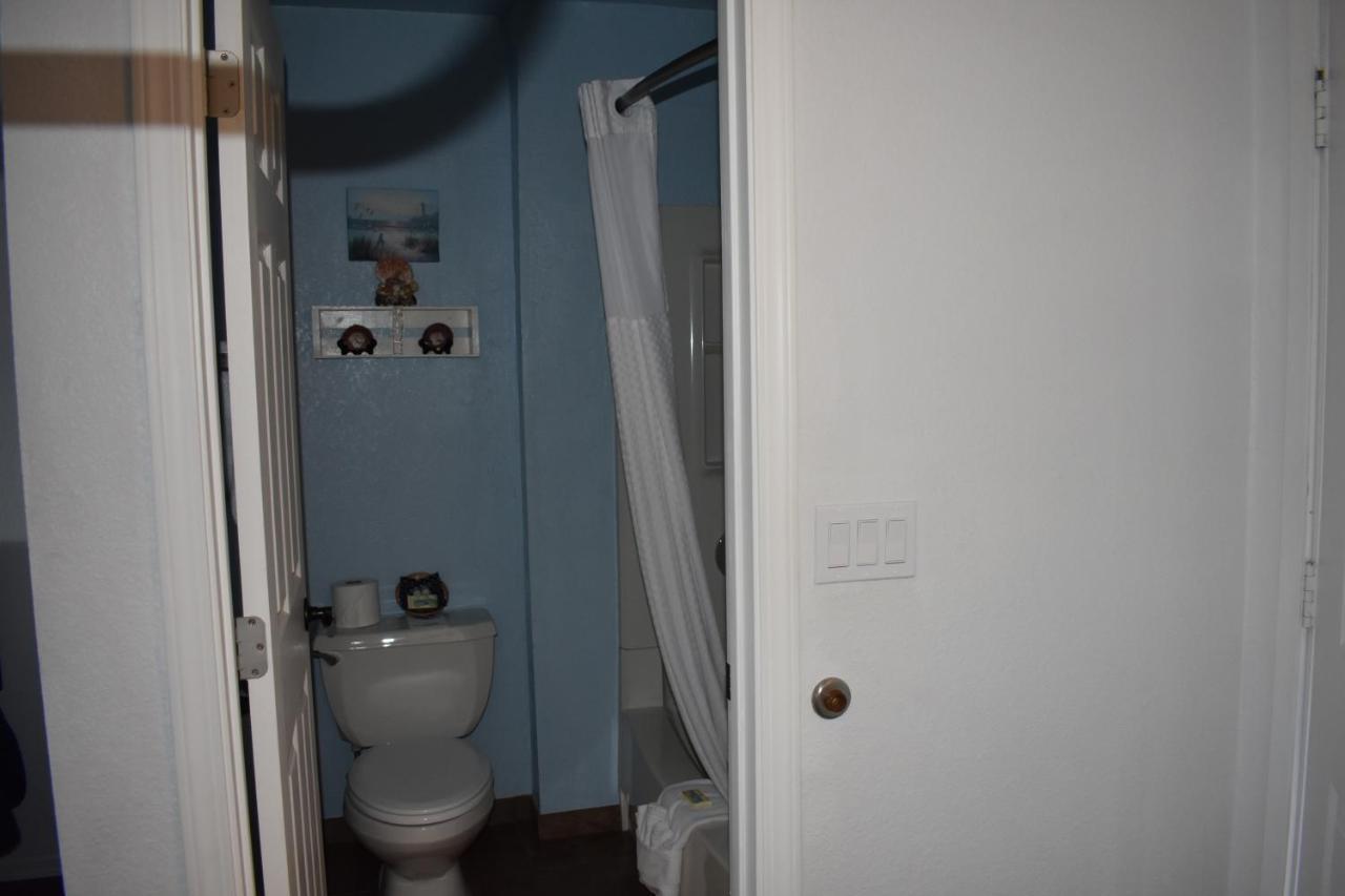 Lighthouse Cove Inn Bandon Exterior photo Bathroom