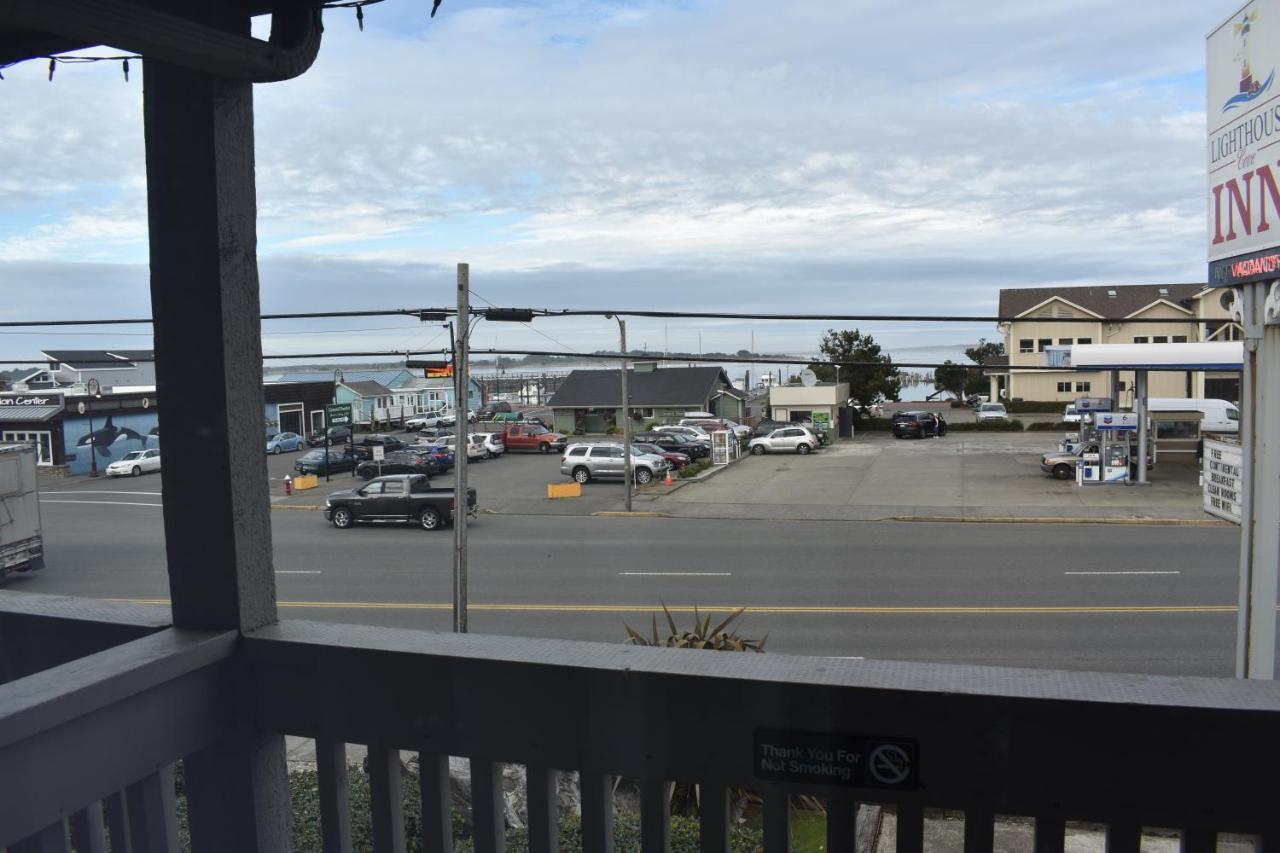 Lighthouse Cove Inn Bandon Exterior photo View of the station from the boardwalk
