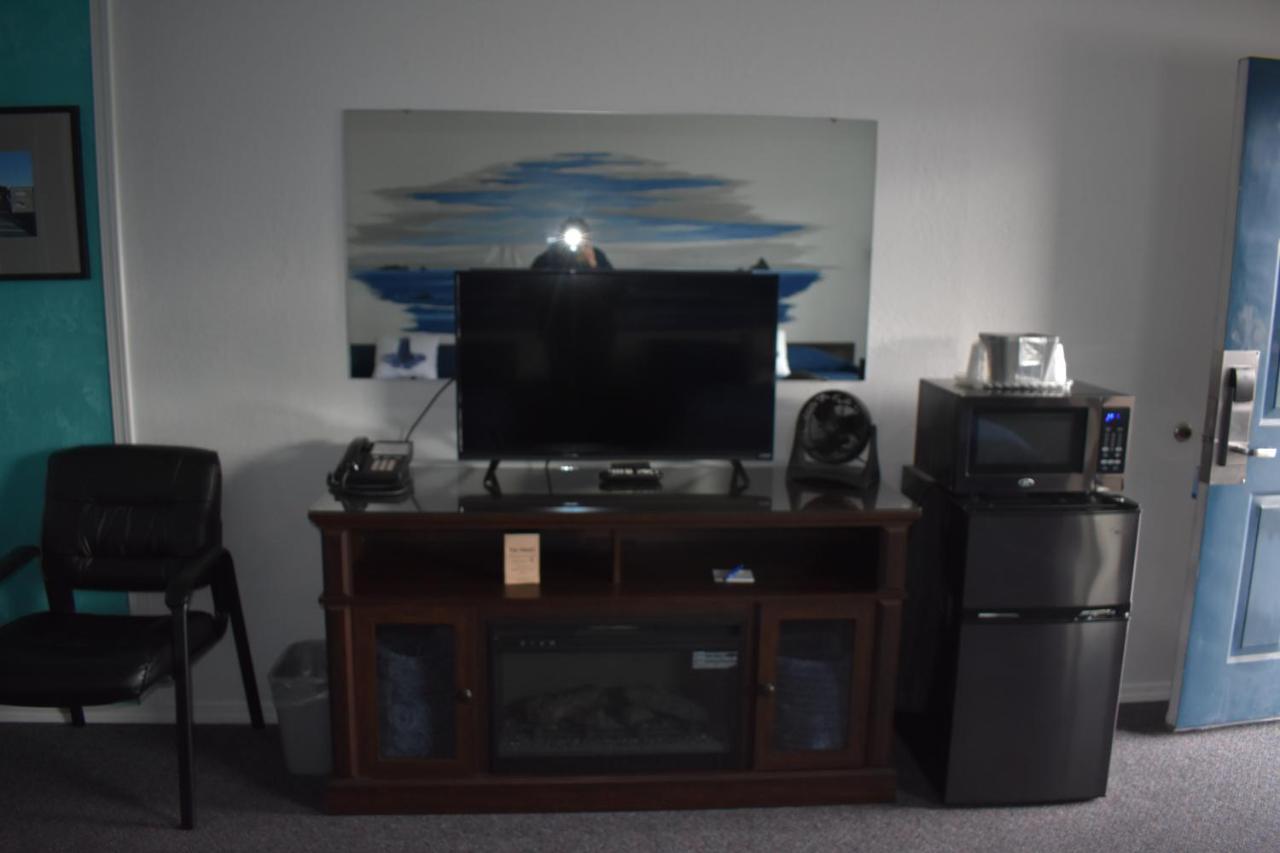 Lighthouse Cove Inn Bandon Exterior photo A typical dorm room at the University of Maine