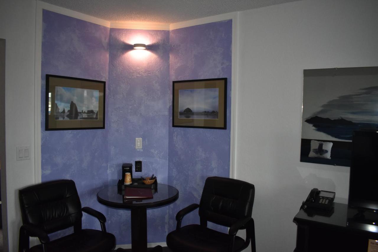 Lighthouse Cove Inn Bandon Exterior photo A wall with a blue stucco finish